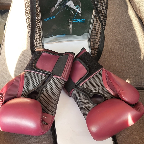 Everlast Maroon Boxing Gloves - Picture 2 of 5